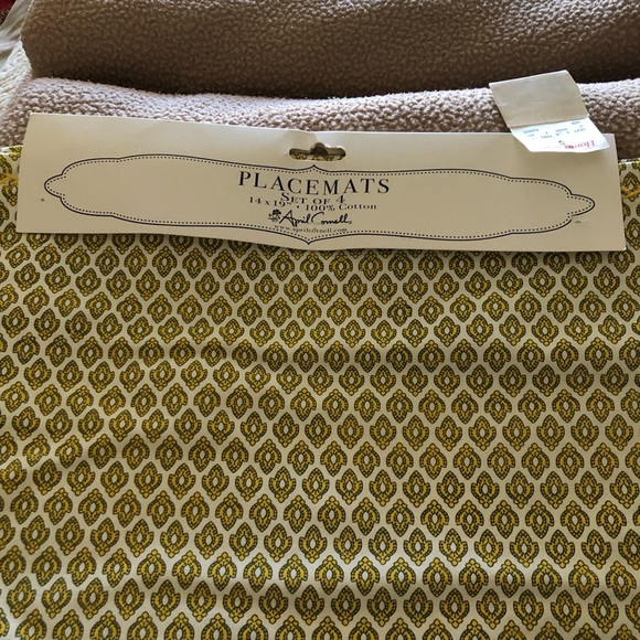 April Cornel table placement NWT Set of four. - Picture 14 of 16